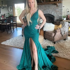 NWT Size 0 Jovani gown with train